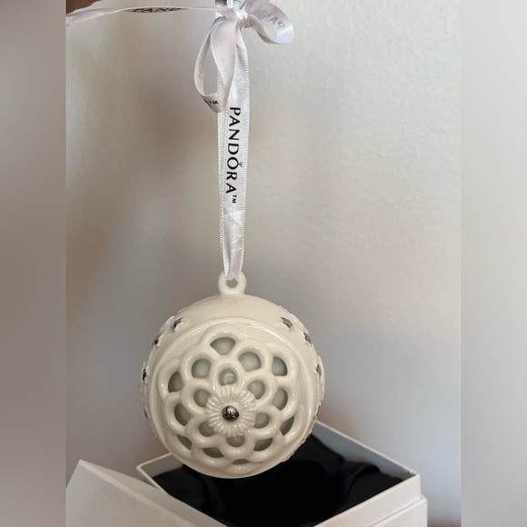Pandora 2011 Porcelain Ball Christmas Tree🎄 Ornament w Ribbon & Original Box 🎁 - Picture 8 of 14